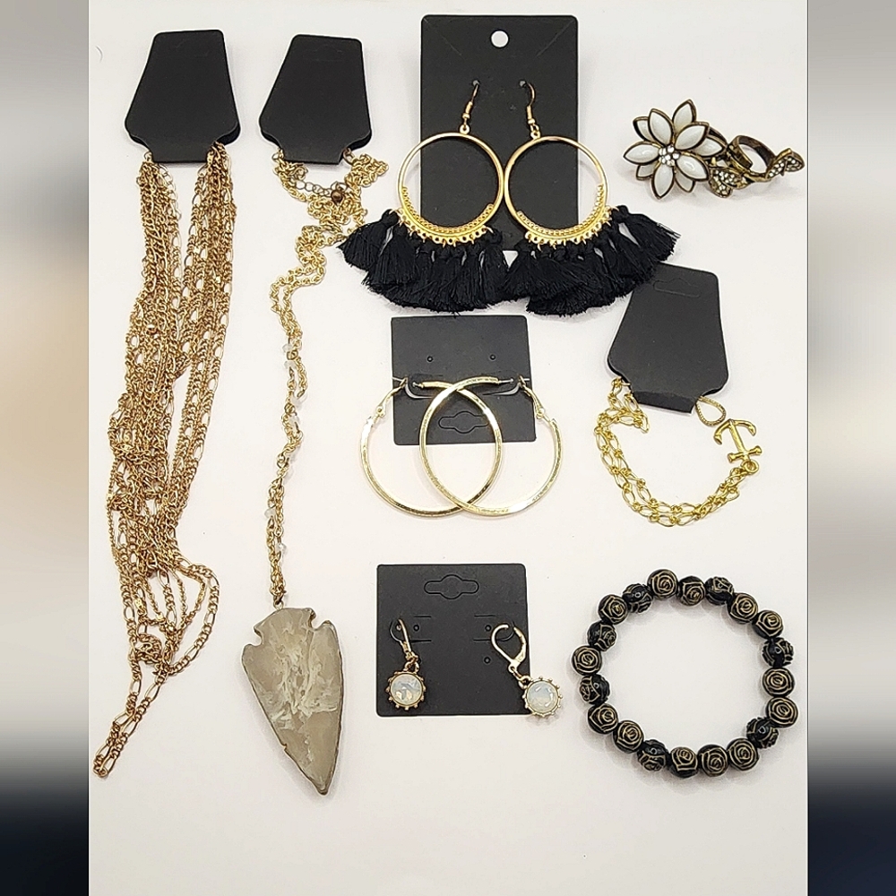 Jewelry Lot - 8 Pieces - Gold and black